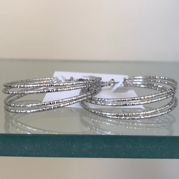 🌈4-Ring Hoop Earrings 💕 - Picture 5 of 6